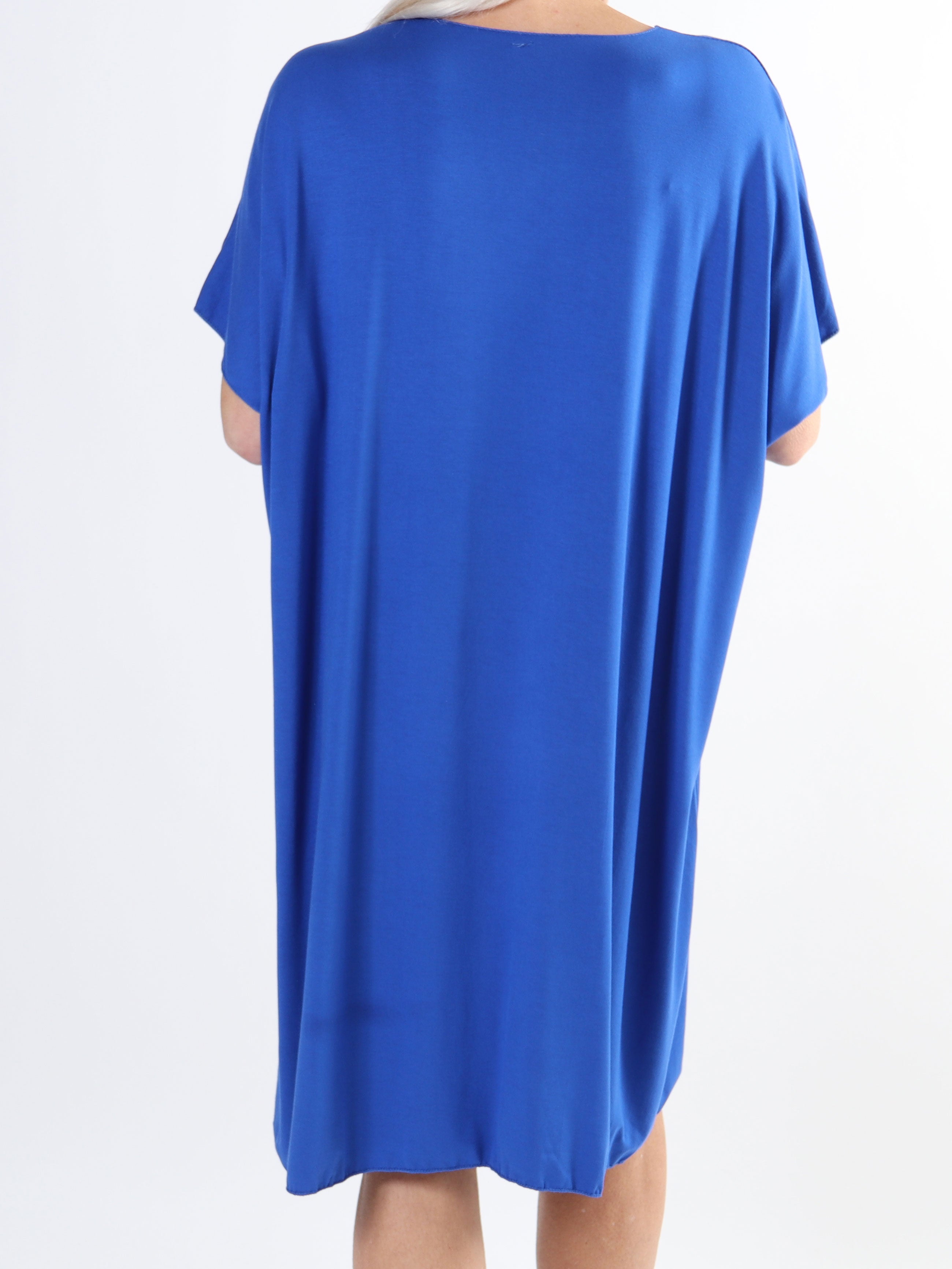 Ellen - T-shirtklänning i viskos med guldtryck i plusstorlek